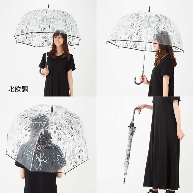 ビニール傘をさす女性モデル