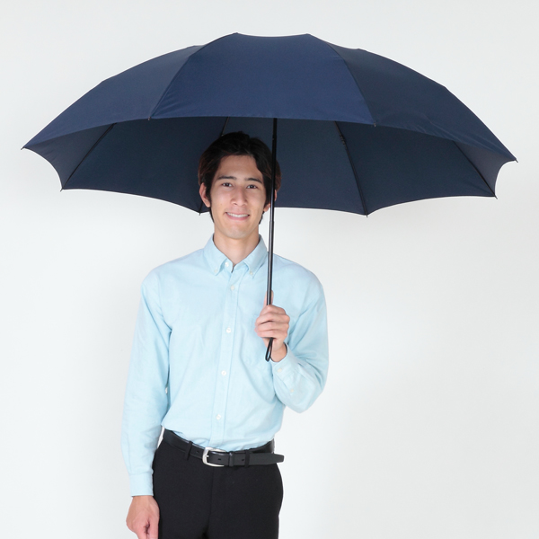ネイビーの傘を持つ男性の正面