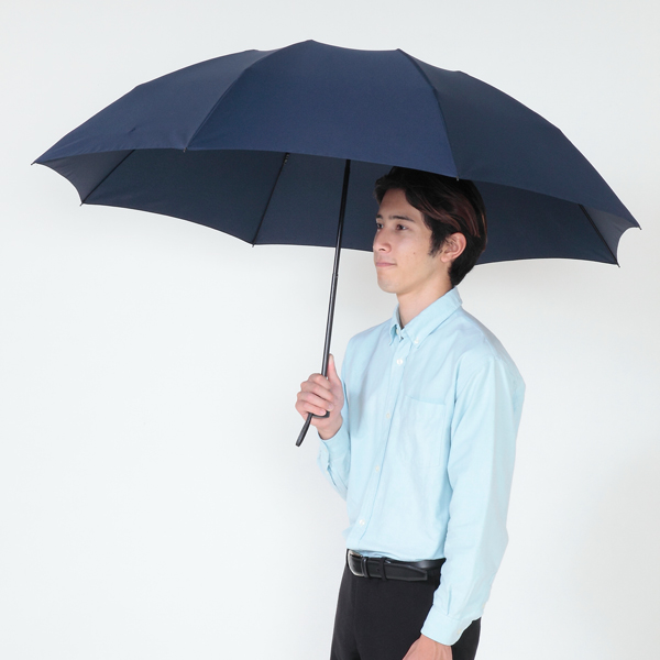 ネイビーの傘を持つ男性