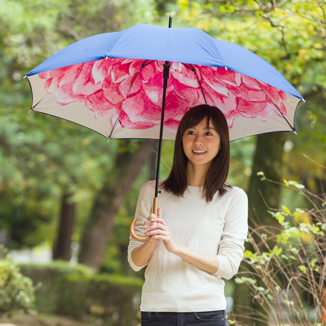 八重桜の傘をさす女性モデル正面