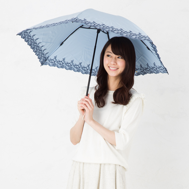 ブルーの傘をさす女性モデル