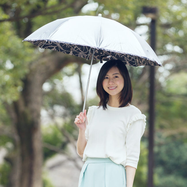 日傘をさす女性モデル正面