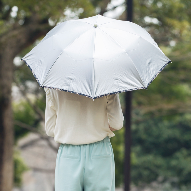 日傘をさす女性モデル後ろ姿