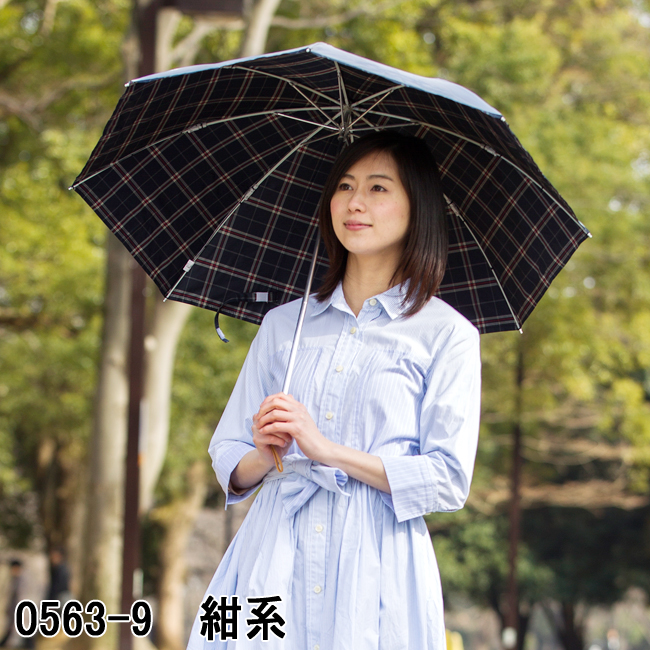 シルバー日傘紺系を使用する女性モデル