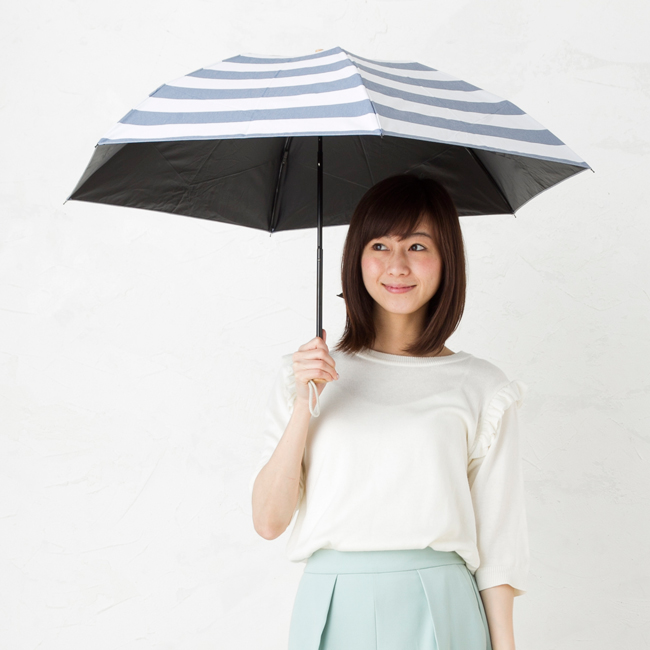 ボーダーの傘をさす女性モデル