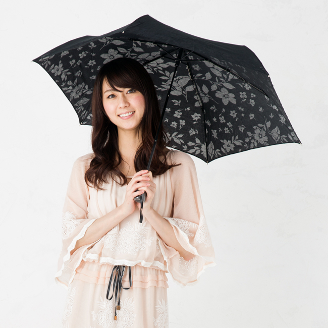 日傘をさす女性モデル
