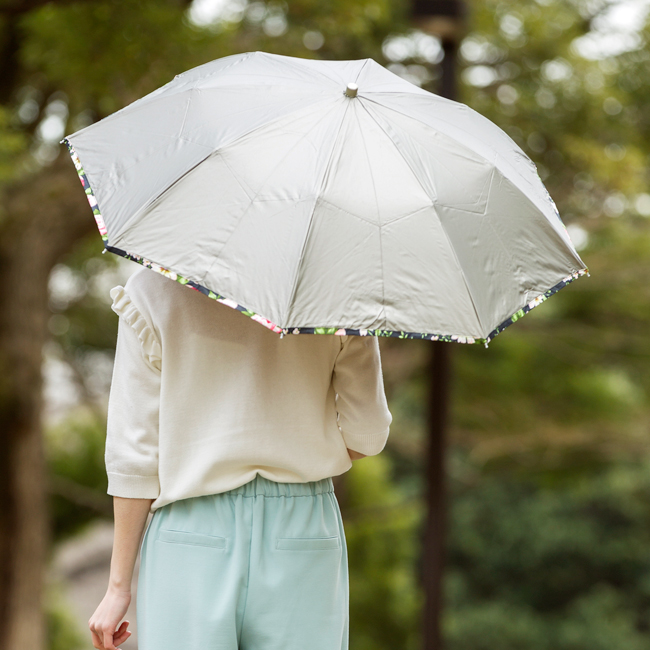 日傘を持つ女性の後ろ姿
