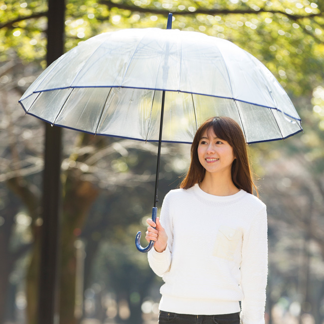 ビニール傘をさす女性モデル