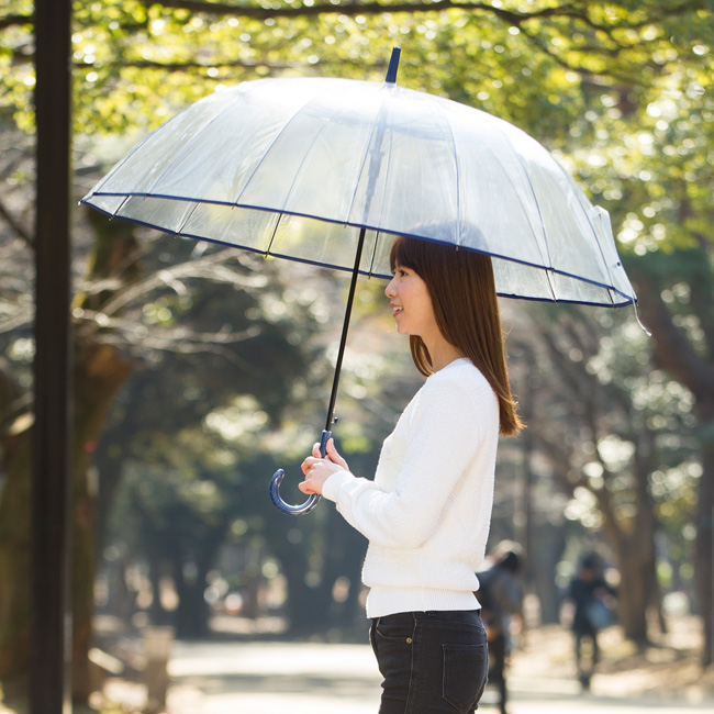ビニール傘をさす女性モデル横から撮影